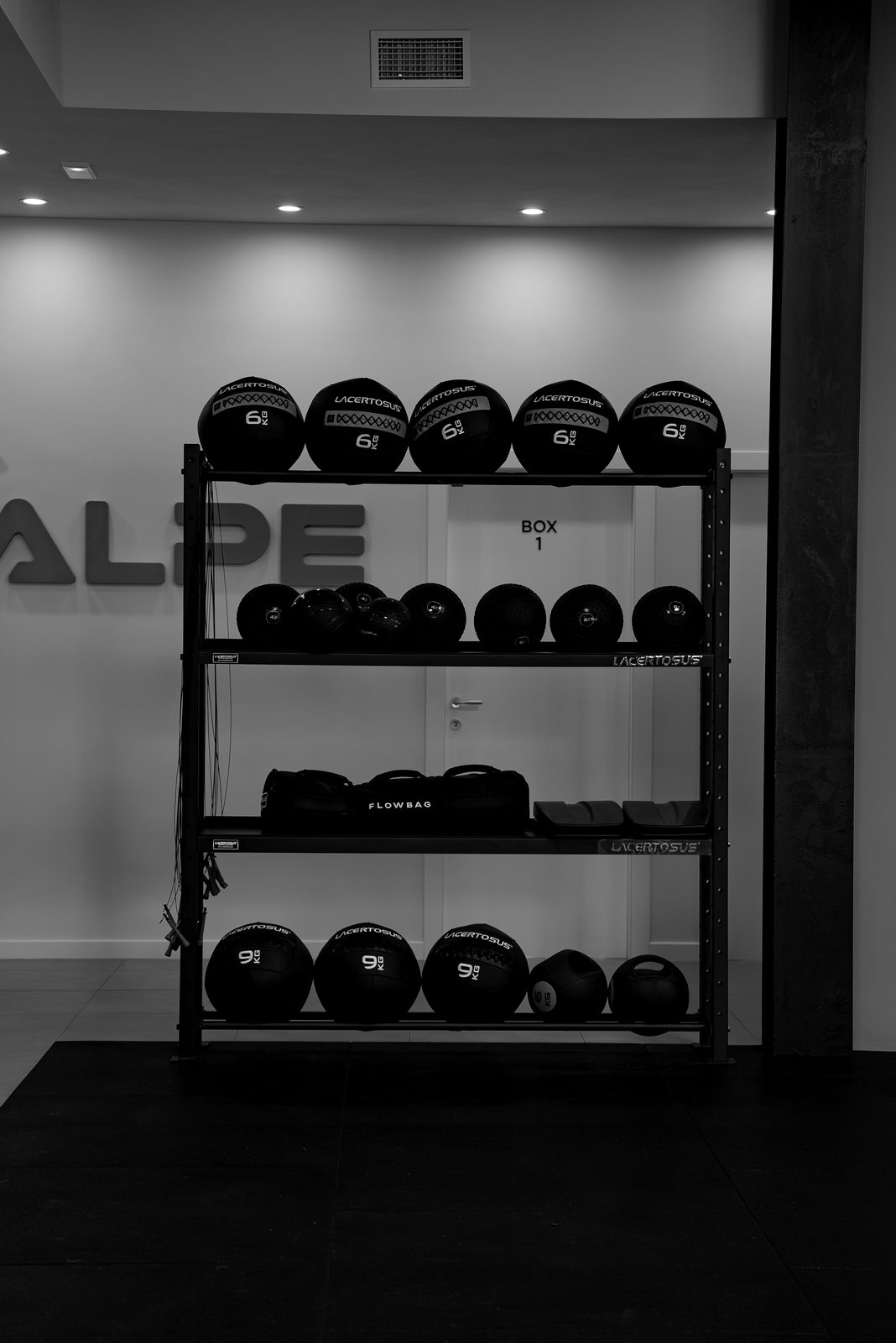 Rastrelliera con wall ball, slam ball e flowbag nella sala di 2EASY