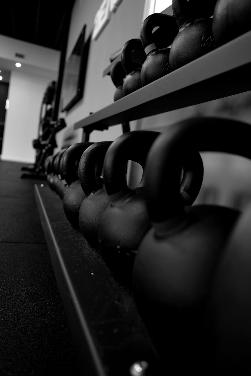 Fila di kettlebell nella sala di 2EASY