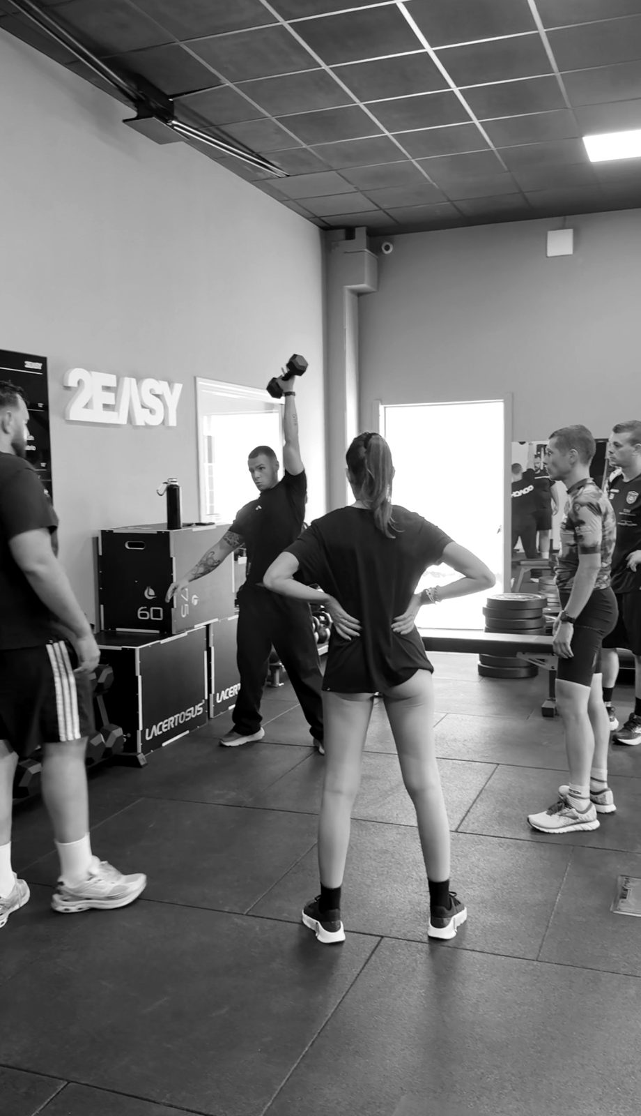 Coach di 2EASY che segue un'atleta durante una classe