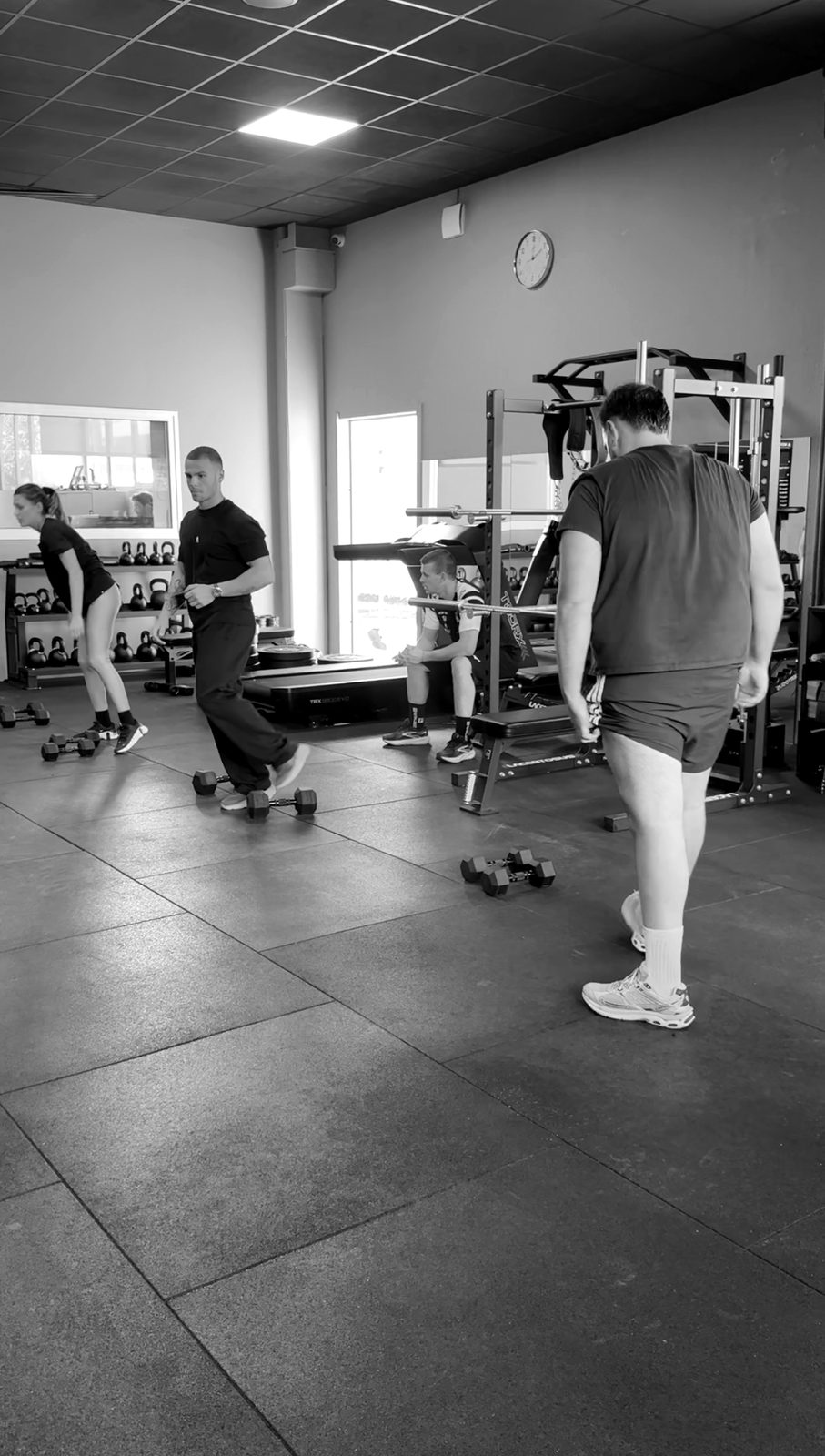 Classe di 2EASY in allenamento con i manubri